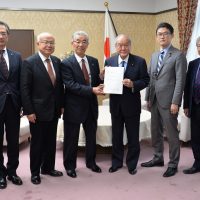 【鈴木財務大臣(右から3人目)、藤原財務大臣政務官(右から2人目)、大宮会長(左から3人目)、小野寺副会長(左から2人目)、及川副会長(右から1人目)、千葉専務理事(左から1人目)】