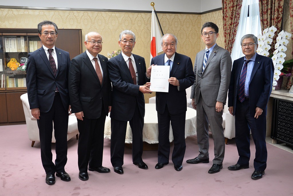 【鈴木財務大臣(右から3人目)、藤原財務大臣政務官(右から2人目)、大宮会長(左から3人目)、小野寺副会長(左から2人目)、及川副会長(右から1人目)、千葉専務理事(左から1人目)】