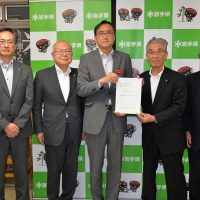 【左から、千葉専務理事、小野寺副会長、藤代農林水産部長、大宮会長、及川副会長】